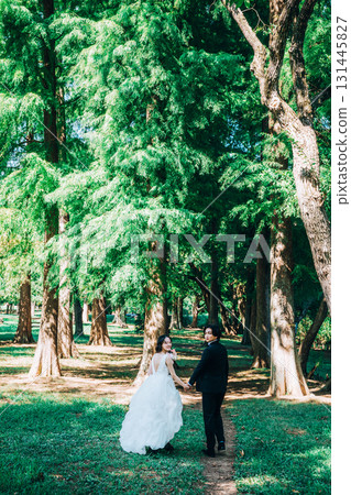 Wedding photos in the midst of lush greenery 131445827
