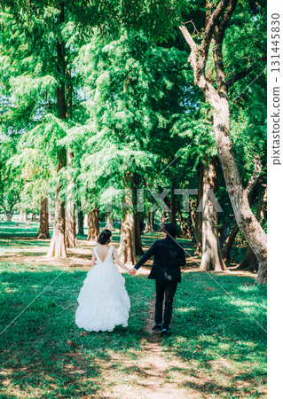 Wedding photos in the midst of lush greenery Wedding photos in the midst of lush greenery 131445830