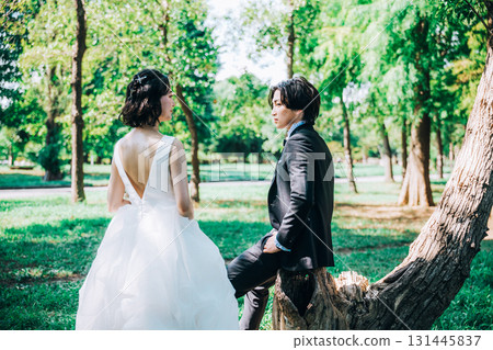 在鬱鬱蔥蔥的綠樹中拍攝婚紗照 131445837