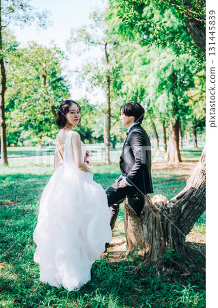 Wedding photos in the midst of lush greenery Wedding photos in the midst of lush greenery 131445839