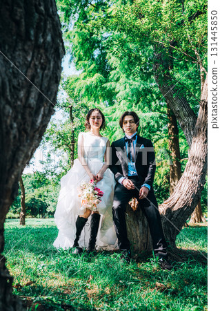 Wedding photos in the midst of lush greenery 131445850