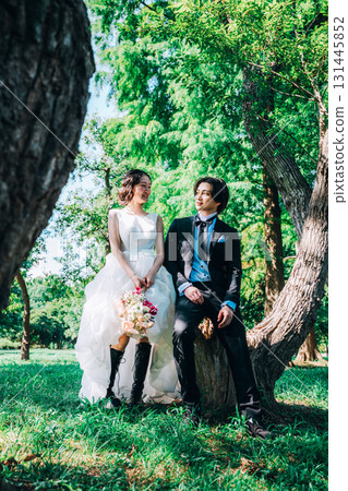 Wedding photos in the midst of lush greenery Wedding photos in the midst of lush greenery 131445852