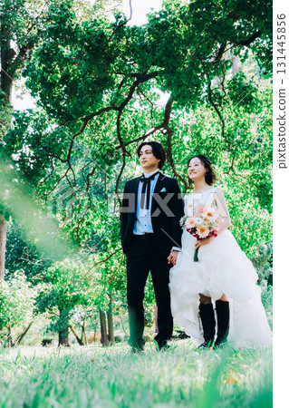 Wedding photos in the midst of lush greenery Wedding photos in the midst of lush greenery 131445856