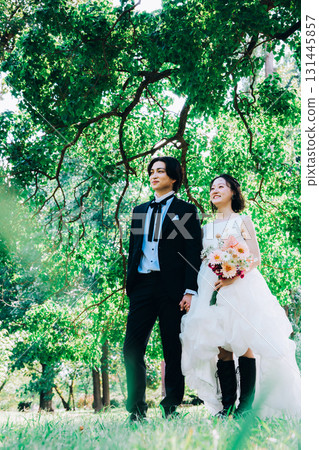 在鬱鬱蔥蔥的綠樹中拍攝婚紗照 131445857
