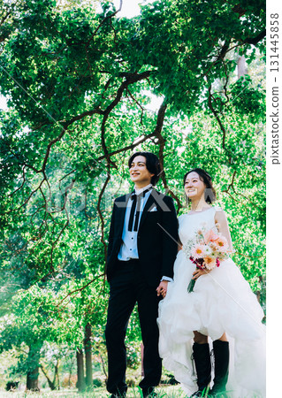 在鬱鬱蔥蔥的綠樹中拍攝婚紗照 131445858