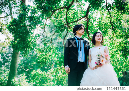 Wedding photos in the midst of lush greenery Wedding photos in the midst of lush greenery 131445861