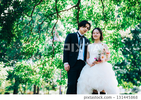 在鬱鬱蔥蔥的綠樹中拍攝婚紗照 131445868