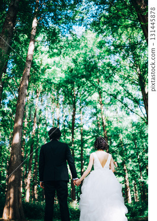 Wedding photos in the midst of lush greenery 131445878