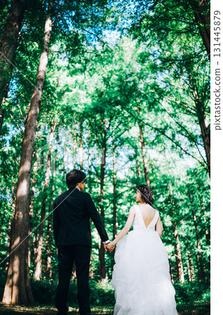 Wedding photos in the midst of lush greenery 131445879
