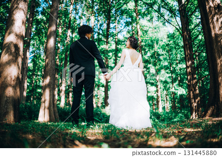 Wedding photos in the midst of lush greenery 131445880