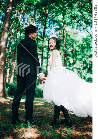 在鬱鬱蔥蔥的綠樹中拍攝婚紗照 131445885