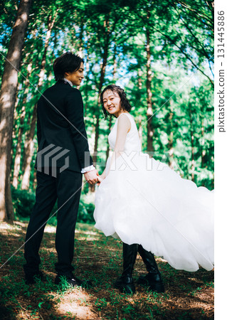 在鬱鬱蔥蔥的綠樹中拍攝婚紗照 131445886