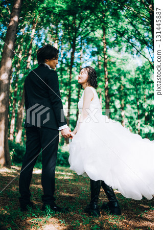 在鬱鬱蔥蔥的綠樹中拍攝婚紗照 131445887