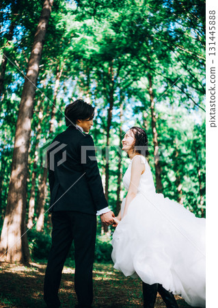 Wedding photos in the midst of lush greenery Wedding photos in the midst of lush greenery 131445888