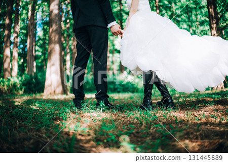 在鬱鬱蔥蔥的綠樹中拍攝婚紗照 131445889