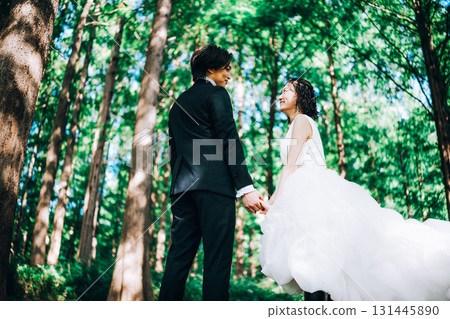 在鬱鬱蔥蔥的綠樹中拍攝婚紗照 131445890