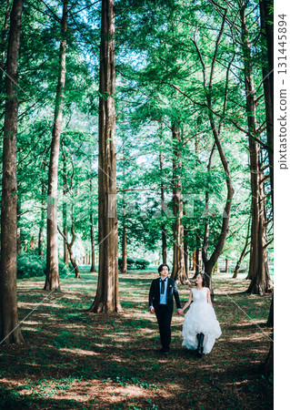 Wedding photos in the midst of lush greenery 131445894
