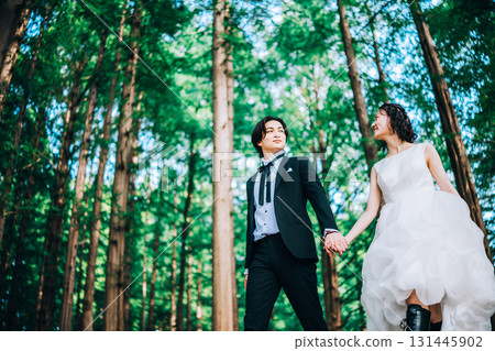 Wedding photos in the midst of lush greenery Wedding photos in the midst of lush greenery 131445902