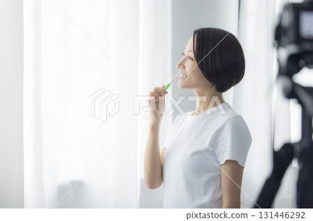 woman brushing teeth 131446292