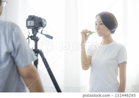 woman brushing teeth woman brushing teeth 131446293
