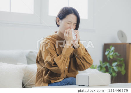 一個女人感冒了擤鼻涕 131446379