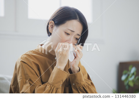 一個女人感冒了擤鼻涕 一個女人感冒了擤鼻涕 131446380