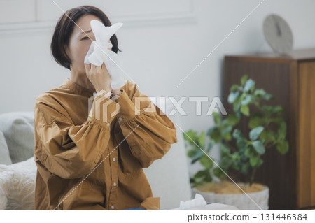 一個女人感冒了擤鼻涕 131446384