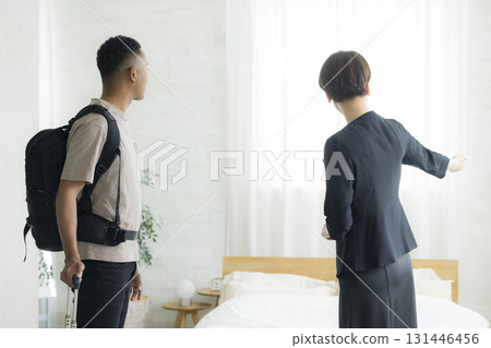 一名酒店女服務生向一名外國男子解釋事情 131446456