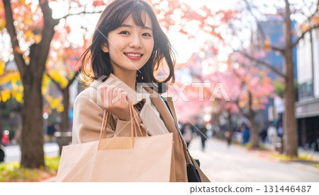 微笑的女人提著購物袋購物 131446487