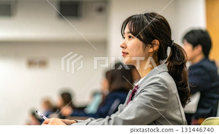 Profile of a woman attending a seminar 131446740
