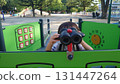 在公園的遊樂場設備上玩耍的孩子 131447264