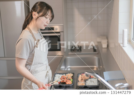 一名婦女正在打包米 131447279