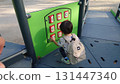 在公園的遊樂場設備上玩耍的孩子 131447340