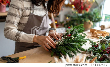 花圈製作工作坊中一位女士的手 131447417