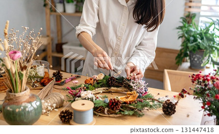 花圈製作工作坊中一位女士的手 131447418