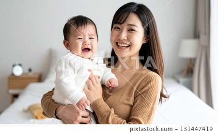 微笑的母親抱著哭泣的嬰兒 131447419