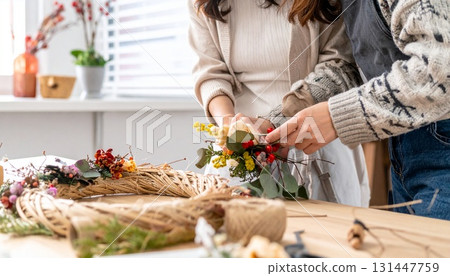 花圈製作工作坊中一位女士的手 131447759