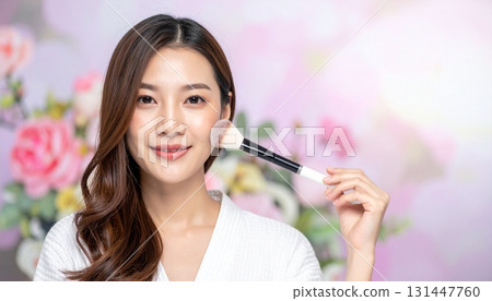 一名女子正在往臉頰上塗抹乳液。 131447760