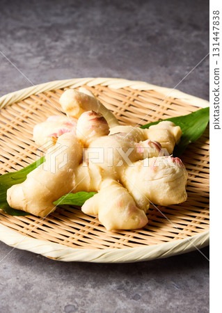 新鮮的生薑在石質底座上格外醒目 131447838