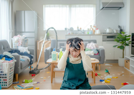 家庭主婦抱著頭 131447959