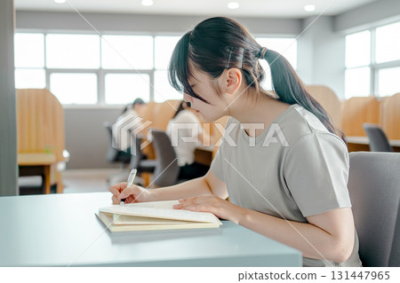 一個女人在學習 131447965