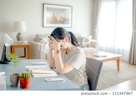 A woman holding a head 131447967