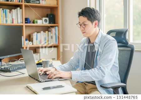 在家工作的酷傢伙 131448765