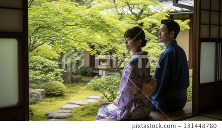 身著浴衣的日本男女眺望花園 身著浴衣的日本男女眺望花園 131448780