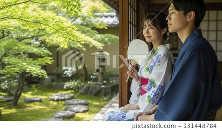 身著浴衣的日本男女眺望花園 身著浴衣的日本男女眺望花園 131448784