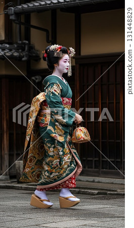 舞妓走過祇園 131448829