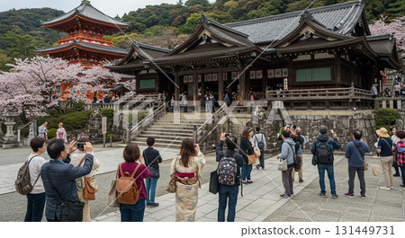 京都寺廟和遊客 131449731