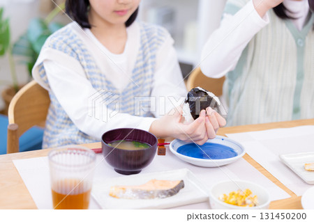 家庭女孩拿著飯糰 家庭女孩拿著飯糰 131450200