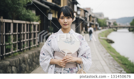 穿著浴衣散步的日本女人 131450676