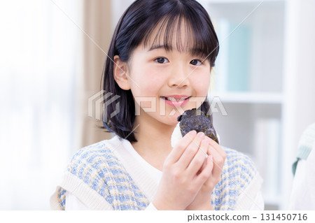 家庭聚餐 吃飯團體的女孩 家庭聚餐 吃飯團體的女孩 131450716